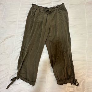 Lulu’s Cropped Olive Green Flowy Pants